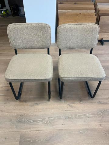 2 Mooie Stoelen met Schapenvacht Bekleding beschikbaar voor biedingen