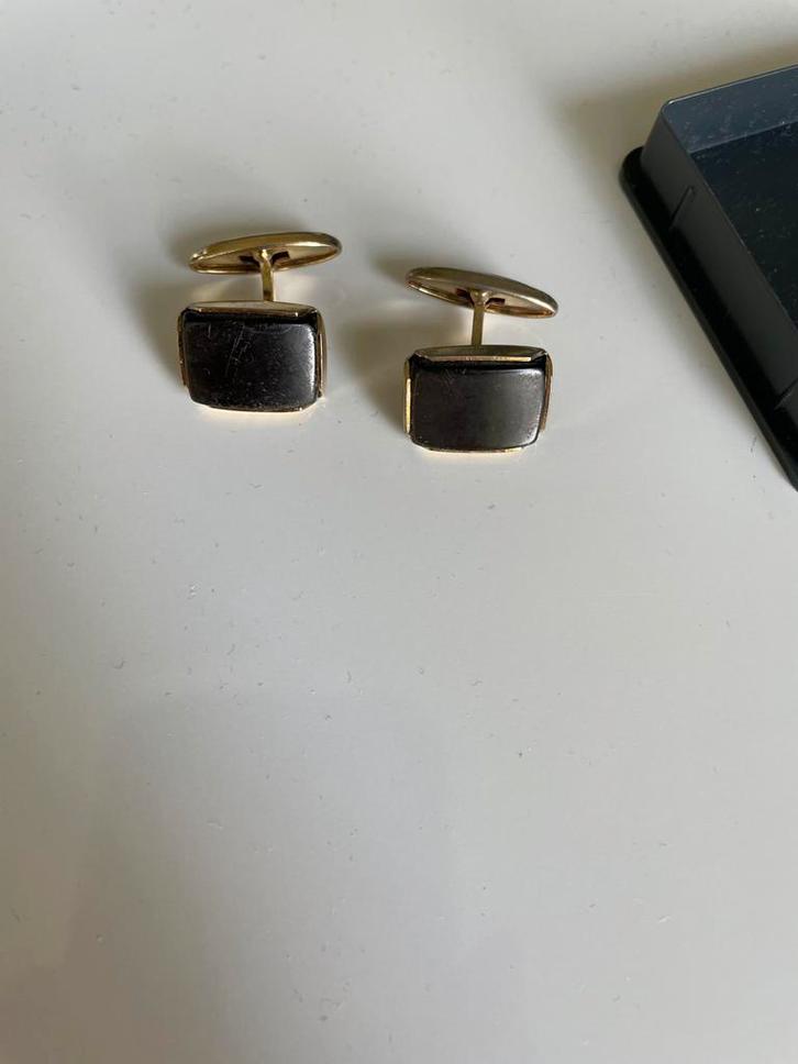 Elegante manchetknopen met zwarte steen en gouden rand, Sieraden, Tassen en Uiterlijk, Manchetknopen, Gebruikt, Steen, Verguld