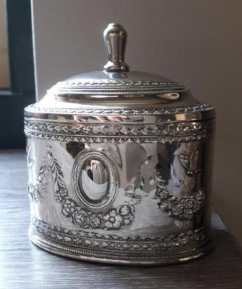 Sieradendoosje in Zilverkleur <> Bekleed met Rood Velours, Antiek en Kunst, Curiosa en Brocante, Ophalen of Verzenden