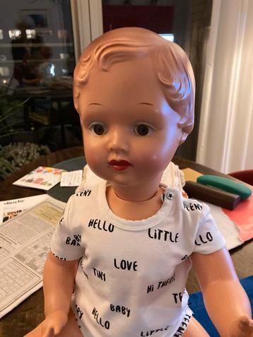 Oude pop beschikbaar voor biedingen