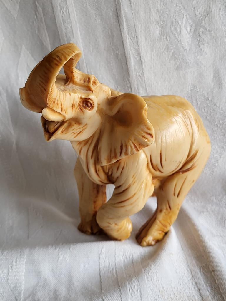 Keramiek Olifant met slagtanden, Ophalen of Verzenden, Zo goed als nieuw, Dier