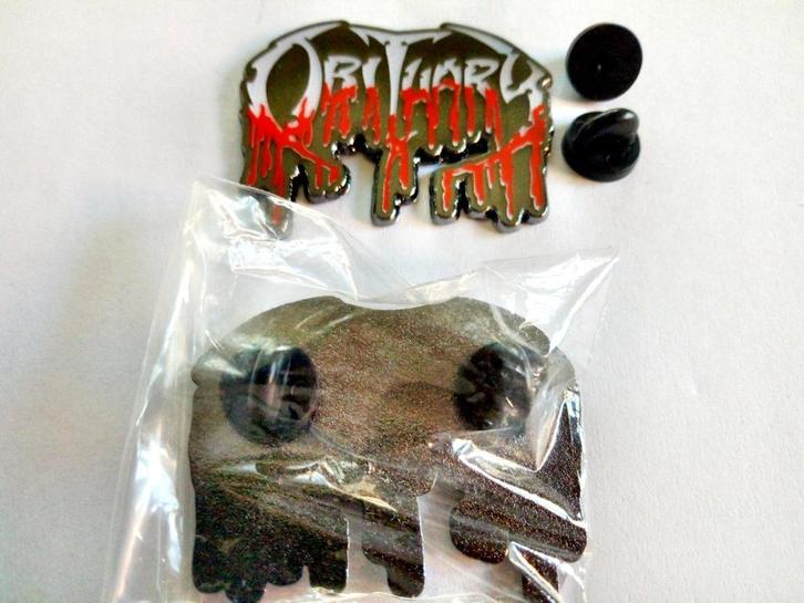 Obituary zeer mooie shaped speld pin badge speld n4, Verzamelen, Muziek, Artiesten en Beroemdheden, Nieuw, Overige typen, Verzenden