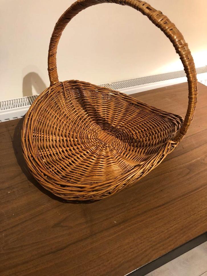 Vintage rieten/rotan plukmand., Antiek en Kunst, Antiek | Woonaccessoires, Ophalen