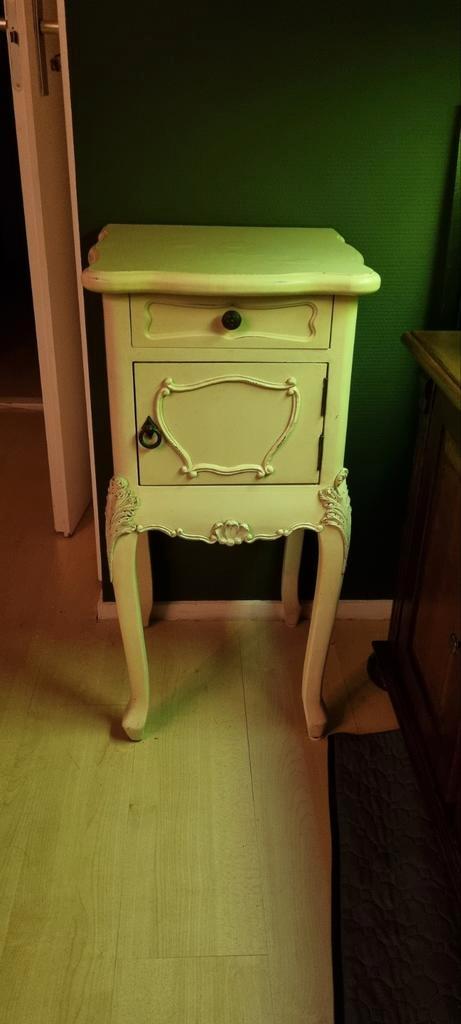 Brocant/Antiek wit kastje met deurtje en lade, Huis en Inrichting, Slaapkamer | Nachtkastjes, Gebruikt, 70 cm of meer, Minder dan 45 cm