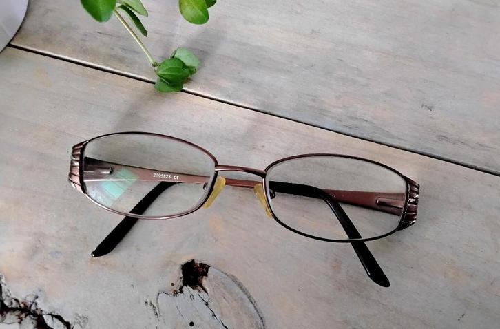 Een bril, Sieraden, Tassen en Uiterlijk, Zonnebrillen en Brillen | Dames, Gebruikt, Bril, Overige merken, Ophalen of Verzenden