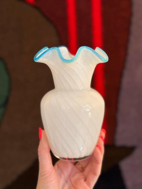 Vintage glazen vaasje swirl blauwe rand Murano stijl 60s/70s, Antiek en Kunst, Antiek | Glas en Kristal, Ophalen of Verzenden