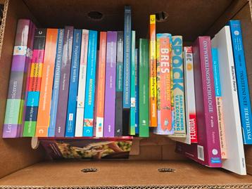 Doos vol studieboeken SHP social work beschikbaar voor biedingen