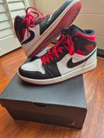 AIR JORDAN 1 mid heren schoenen maat zwart wit rood maat 42, Kleding | Heren, Schoenen, Zwart, Ophalen of Verzenden, Sneakers of Gympen