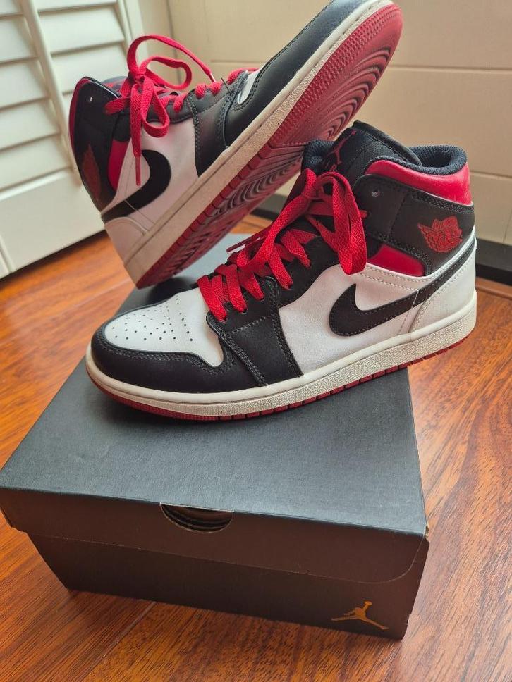 AIR JORDAN 1 mid heren schoenen maat zwart wit rood maat 42, Kleding | Heren, Schoenen, Gedragen, Sneakers of Gympen, Zwart, Ophalen of Verzenden