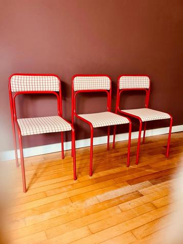 Deense set vintage rode stoelen beschikbaar voor biedingen