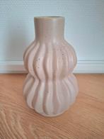 Vaas aardewerk beige 19cm hoog, Huis en Inrichting, Woonaccessoires | Vazen, Overige kleuren, Aardewerk of Porselein, Ophalen of Verzenden