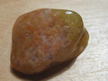 ede. 2x aparte edelsteen ZALM MOSAGAAT (1)  beschikbaar voor biedingen