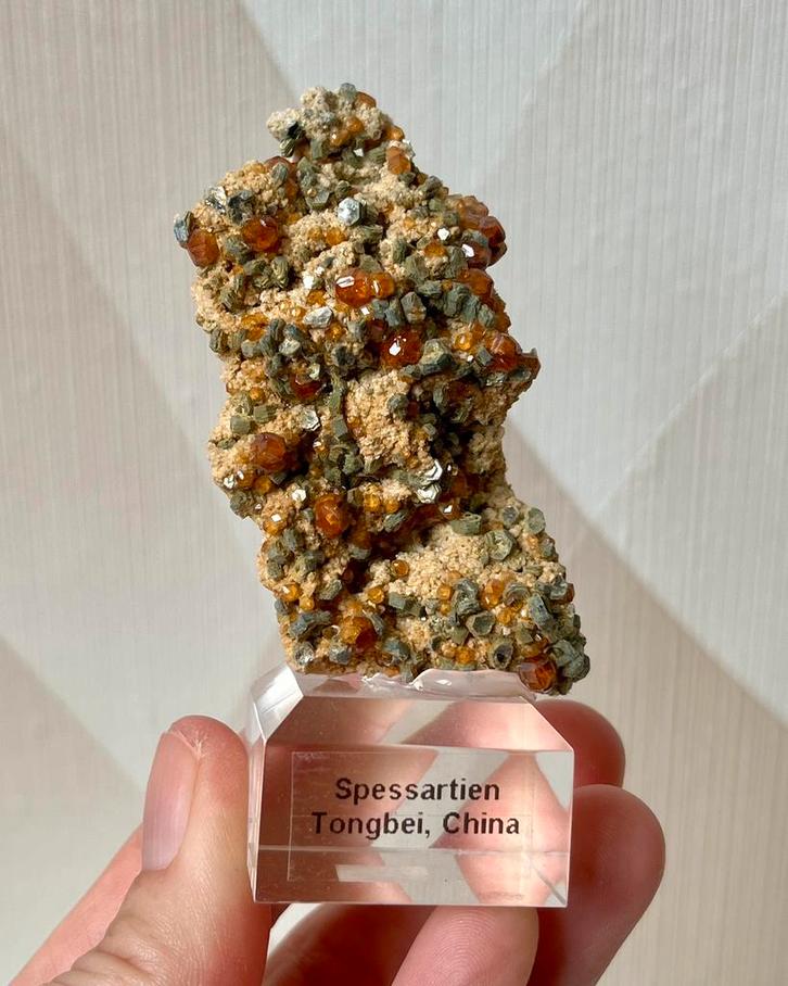 Spessartien kristallen met muscoviet (Tongbei, China), Verzamelen, Mineralen en Fossielen, Ophalen of Verzenden