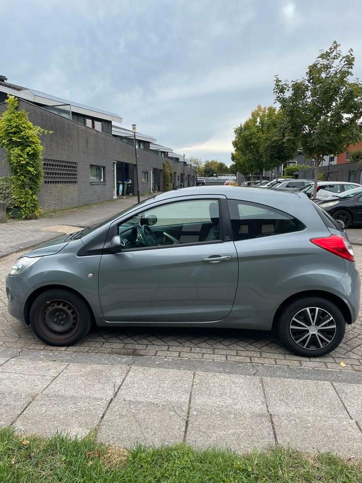 Ford Ka 1.2 69pk 2011 Grijs, Auto's, Ford, Particulier, Ka, Benzine, B, Hatchback, Handgeschakeld, Origineel Nederlands, Zilver of Grijs