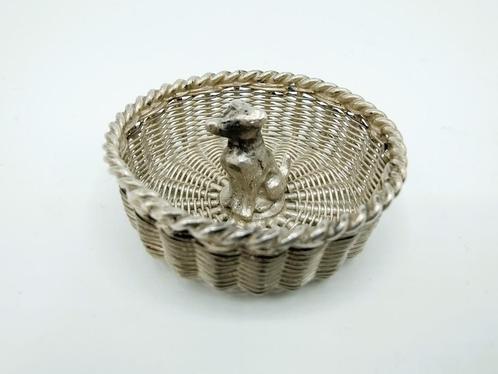 Zilveren miniatuur, hond in mand, 19e eeuws, Antiek en Kunst, Antiek | Goud en Zilver, Zilver, Verzenden