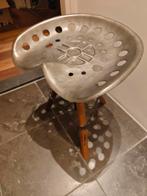 Twee krukjes met tractor zitting, Ophalen, Gebruikt, Twee, Grijs