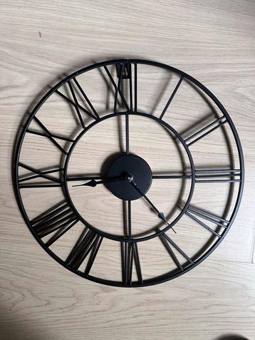 Vintage Zwarte Metalen Wandklok beschikbaar voor biedingen
