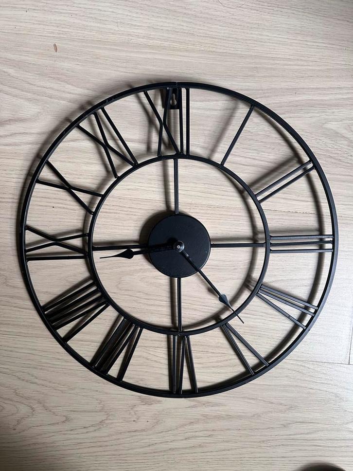 Vintage Zwarte Metalen Wandklok, Huis en Inrichting, Woonaccessoires | Klokken, Gebruikt, Wandklok, Analoog, Ophalen