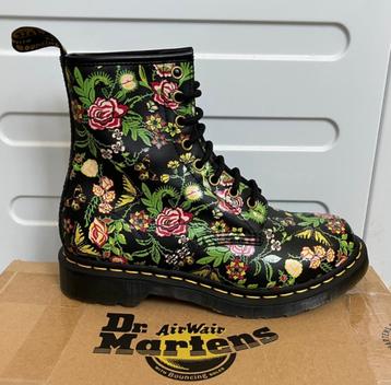 NIEUW EN ONGEDRAGEN: Dr Martens 1460 Bloom Backhand 38 beschikbaar voor biedingen