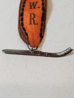 Zilveren schaats speldje met initialen W.R., Verzamelen, Ophalen of Verzenden