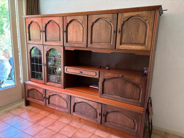 Gratis fraaie klassieke houten servieskast, veel bergruimte, Antiek en Kunst, Antiek | Meubels | Kasten, Ophalen