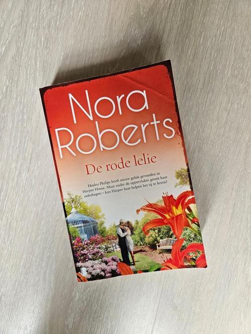 De rode lelie (Nora Roberts), Boeken, Romans, Zo goed als nieuw, Nederland, Ophalen of Verzenden