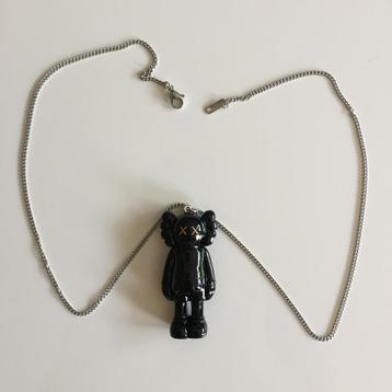 Lange ketting van 60 cm zwarte kaws pop kettinghanger beschikbaar voor biedingen