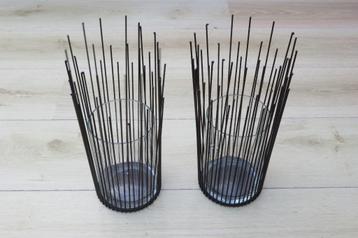 Set 2 aparte zwarte windlichten metaal met glas 30 cm hoog beschikbaar voor biedingen