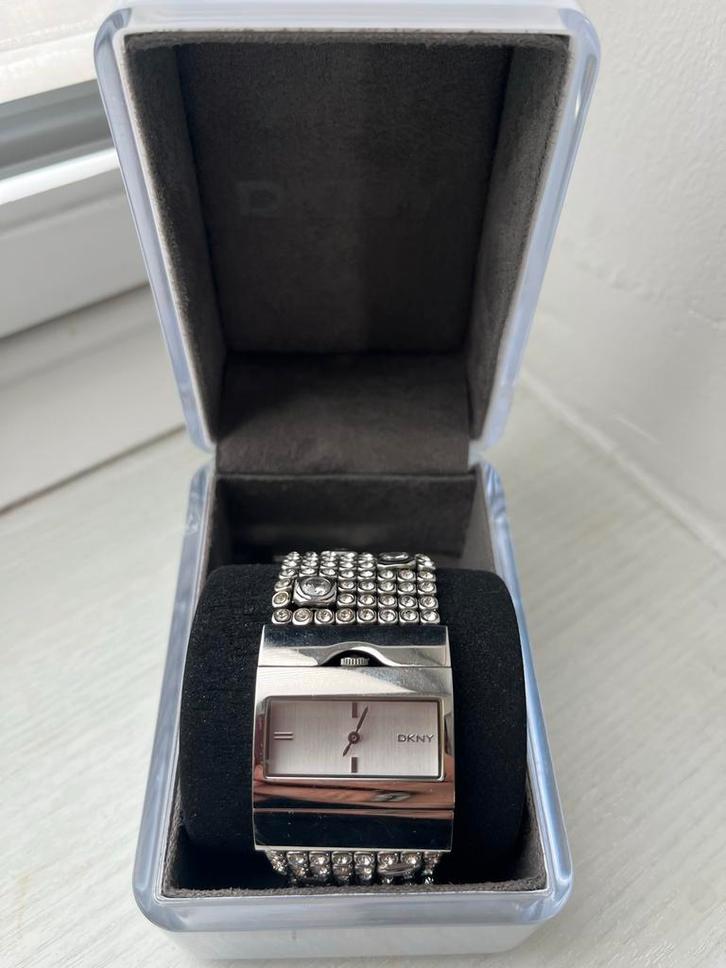 DKNY Dameshorloge met Strass - Zo goed als nieuw!, Sieraden, Tassen en Uiterlijk, Horloges | Dames, Zo goed als nieuw, Polshorloge