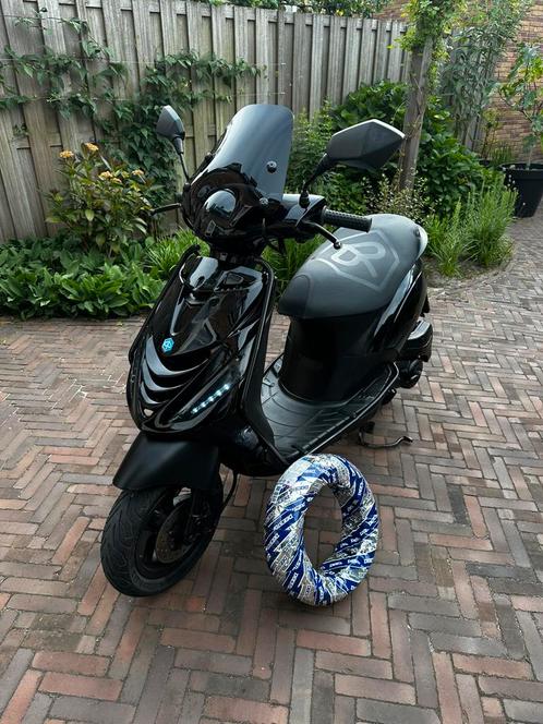 Piaggio Zip SP uitvoering / full black / recent onderhoud, Fietsen en Brommers, Scooters | Piaggio, Zip, Maximaal 45 km/u, Benzine