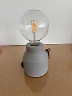 Tafellamp met betonnen voet en ronde lamp, Ophalen of Verzenden, Zo goed als nieuw, Overige materialen, Minder dan 50 cm
