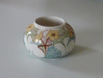 Gouda, Plateel vaasje, model 94 met P-decor van gele bloemen beschikbaar voor biedingen