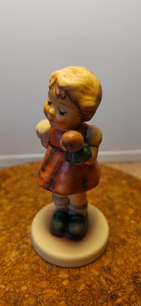 Goebel Hummel Beeldje - Meisje met paddestoelen, Antiek en Kunst, Antiek | Keramiek en Aardewerk, Ophalen of Verzenden