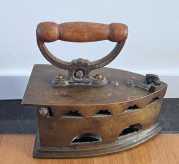 Antiek Kolen Strijkijzer beschikbaar voor biedingen