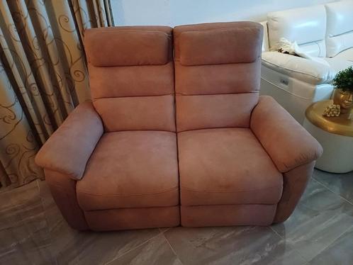 Te koop: camel microleder tweezitter met relaxdeel (elktro), Huis en Inrichting, Banken | Bankstellen, Nieuw, Rechte bank, Tweepersoons