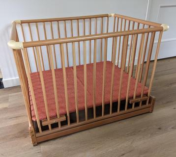 Babybox hout in hoogte verstelbaar – goede staat beschikbaar voor biedingen