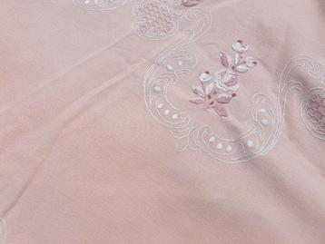 Vintage geborduurd rond tafelkleed licht roze bloemen  beschikbaar voor biedingen
