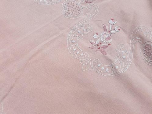 Vintage geborduurd rond tafelkleed licht roze bloemen, Huis en Inrichting, Tafelkleden, Zo goed als nieuw, Rond, Buiten, Ophalen of Verzenden