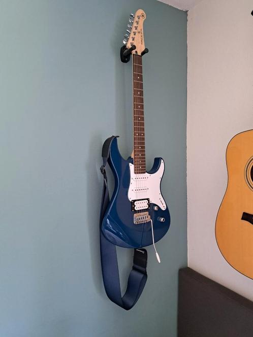Elektrische gitaar met versterker Yamaha Pacifica 112V, Muziek en Instrumenten, Snaarinstrumenten | Gitaren | Elektrisch, Zo goed als nieuw