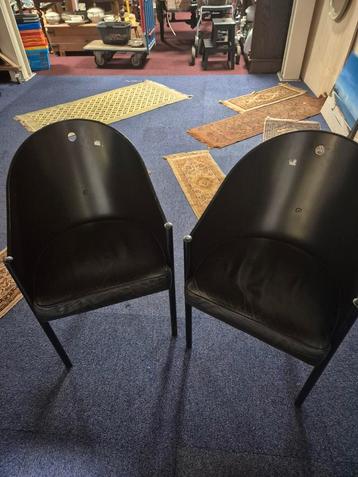 2 zwarte  stoelen beschikbaar voor biedingen