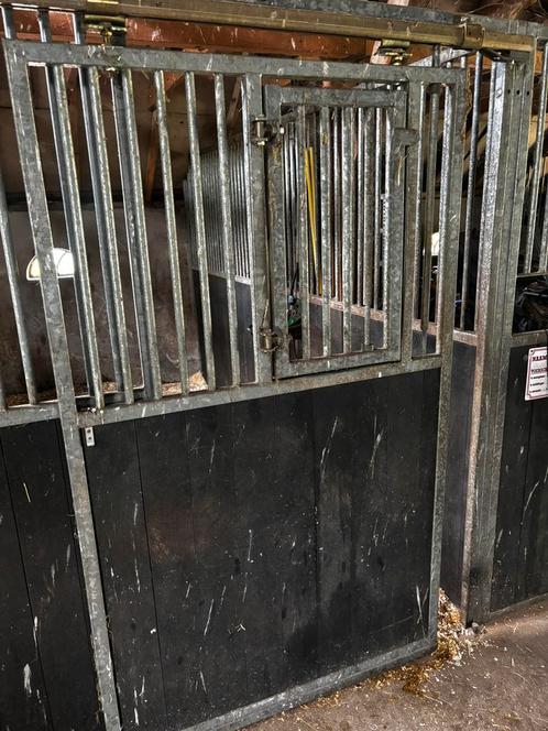 Paardenboxen logeerbakken zadelkast etc complete uitrusting, Dieren en Toebehoren, Paarden en Pony's | Verzorgingsproducten, Gebruikt