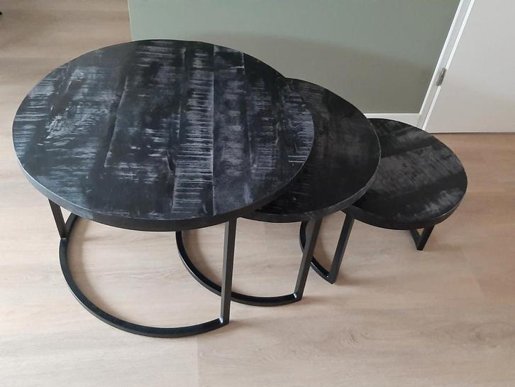 Drie zwarte moderne bijzettafels met grey wash effect, Huis en Inrichting, Tafels | Bijzettafels, Gebruikt, Rond, 45 tot 60 cm