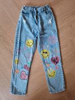 Jeans spijkerbroek smiley smileyworld kleurrijk 140 next, Broek, Meisje, Ophalen of Verzenden, Zo goed als nieuw