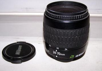 Nikon IX-Nikkor 1:3.5-5.6 24-70mm. Nieuwstaat.