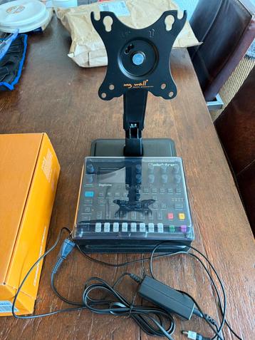 Digitone 1 met standaard en stofkap beschikbaar voor biedingen