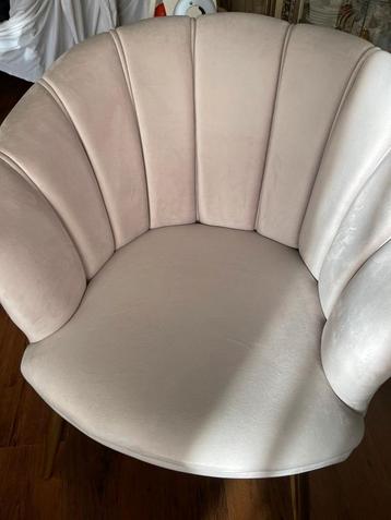 Twee stoelen.  beschikbaar voor biedingen