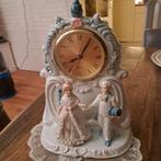 Porseleinen Klok met Antieke Man en Vrouw Beeldje 25x18 cm, Antiek en Kunst, Ophalen of Verzenden