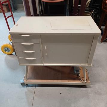 Oude / vintage naaimachine inclusief tafel / kastje pfaff beschikbaar voor biedingen