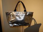 Marc Jacobs grote zilveren shopper type tote zwarte tekst, Sieraden, Tassen en Uiterlijk, Tassen | Damestassen, Verzenden, Gebruikt
