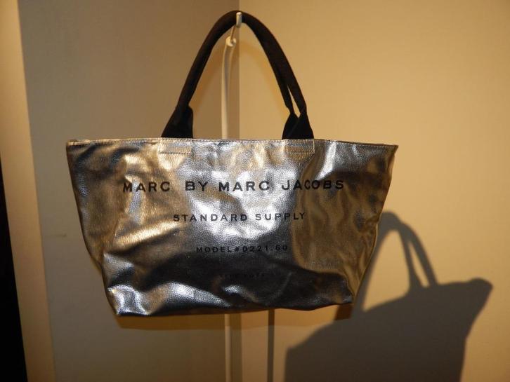 Marc Jacobs grote zilveren shopper type tote zwarte tekst, Sieraden, Tassen en Uiterlijk, Tassen | Damestassen, Gebruikt, Shopper